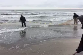 伊朗里海钓鱼，里海是世界上最大的咸水湖。视频封面