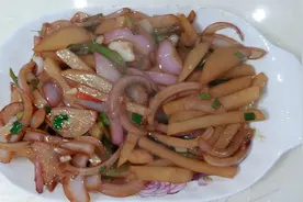 湘妹子家常菜：简单易做的洋葱烧土豆，都说比肉还好吃 ！