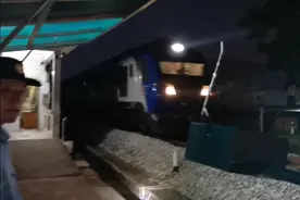 肇庆学院的大门口就是火车铁路，今天等车无聊在数火车