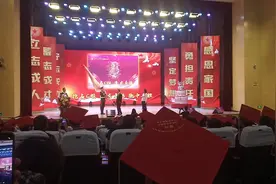 衡水一中校长郗会锁向高三年级部主任王丛授旗。视频封面