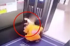 电梯门打开瞬间，外卖员强行抱走小女孩拔腿就跑，人贩子？视频封面