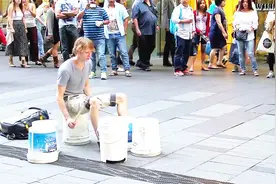 小伙街边摆出几个塑料桶，下一秒竟用它打出绝美节奏，路人都惊了