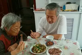 常吃香菇健康营养延缓衰老，香菇油菜炒粉条，好吃又下饭