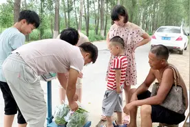 小飞半路遇见卖辣椒大叔，买了两大兜才八块钱，大叔还多给了一点视频封面