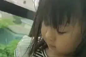 5岁小女孩给妈妈疏通经络，简单易学扣痧法！视频封面