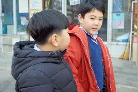 班主任生病，2个小学生给老师买礼物，实在太抠门了视频封面