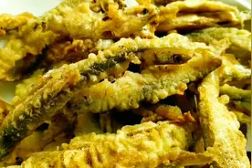 外焦里嫩的椒盐小白条鱼，要想香酥脆就得这么做视频封面