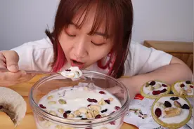 原来懒人都这样吃早餐！3种速食早餐学起来，上班再也不怕迟到！视频封面