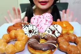 小姐姐吃甜甜圈，甜食可以给人一种幸福满足感……视频封面