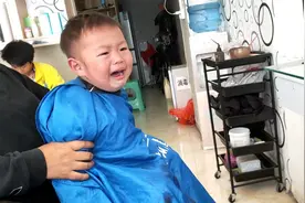 隆进一家去理发，两岁小孩每次理发都哭闹，口水和鼻涕都流了下来视频封面