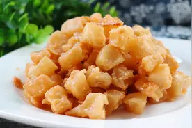 肥肉这样做，酥甜可口，吃起来一点也不油腻，大人小孩都喜欢吃