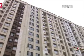 开发商延期半年人不交房，业主们怒了：每天都坐在工地监工视频封面