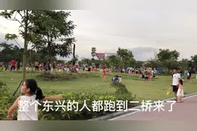 与越南隔河相望的东兴二桥好疯狂，晚上人山人海，地摊生意好火爆