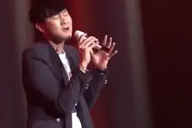 演唱会突发事故，林俊杰霸气摘掉耳机清唱，一开口让粉丝尖叫不止视频封面