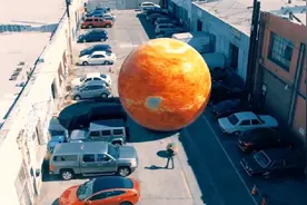 宇宙有多大？老外用特效将天体缩小1.9亿倍，画面让人不敢相信视频封面