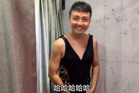 老公连试了几套婚纱，夸自己人间尤物，工作人员：没人敢这么穿视频封面