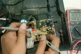 电磁炉开机不加热，不检锅？配件最多一分钱，维修判断好简单视频封面