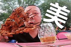 房车开上扎啤摊狂喝是啥感觉？烤五花肉配上冰啤酒，这无法形容了视频封面