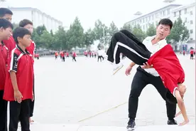 塔沟帅气教练耐心讲解后手翻动作要领，想学不会都难！视频封面