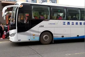 非常时期江西立讯公司派数十辆大巴车接送员工复工，严格检查上车
