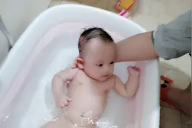 宝宝洗澡玩水特别开心，洗完澡立刻秒睡宝妈终于可以偷闲一会视频封面