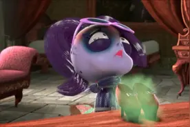 美女的脚太臭，连穿过的高跟鞋都臭气熏天！把死人都熏活了！视频封面