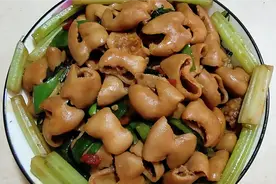 今天做一道湖南菜“酸辣大肠”超好吃又下饭，又适合广东人口味！