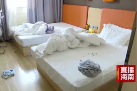 外出2小时再回酒店时，傻眼了！床上遍布污渍，物品凌乱堆放！