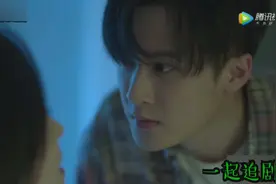 母子俩互怼，儿子吐槽妈妈那一半基因差劲，妈妈还笑呵呵。视频封面