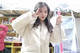 女生寝室被说脏乱差？漂亮妹妹勤劳打扫宿舍，最后收获意外惊喜。视频封面