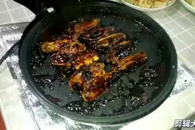 沥青鸡翅这颜色有毒啊 为嘛娘儿俩吃滴那叫一个嗨 颜色不决定味道