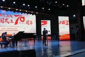 今晚湖南城市学院演播厅管乐齐鸣歌声嘹亮，全场合唱我和我的祖国视频封面