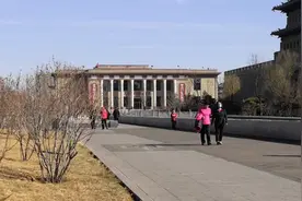 被称为小人民大会堂的大同展览馆两年平移了1400米。新愚公移山视频封面