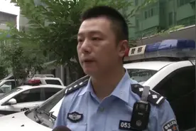 不满被贴罚单，猖狂男子暴打交警逆行冲撞：我是这里的业主！视频封面
