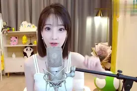 冯提莫深夜直播,助理小姐姐端茶送水,这颜值让粉丝惊呼视频封面