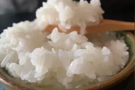 煮饭切记不要加水洗米，多加这一步香甜柔软，米饭油亮粒粒香