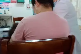 两岁的宝宝反复发烧加干咳去诊所医生让宝宝灌肠，宝妈都没听说过视频封面