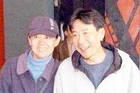 64岁李雪健妻子曝光，为照顾患癌丈夫放弃事业，相守35年恩爱如初视频封面