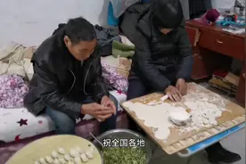 大年三十，一家人一起包饺子贴福，妈妈还送上了祝福语视频封面