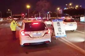 路遇交警查酒驾，一车主弃车逃跑，测试后并没喝酒，理由逗笑交警视频封面