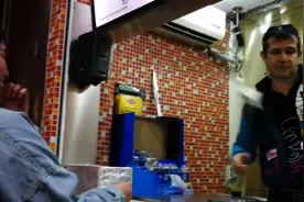 上海街头，老外撩妹，花季少女虽感羞涩，还挺开心视频封面