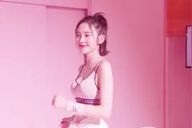 来了 唐艺昕婚后首营业 穿运动内衣清凉走秀满面春风视频封面