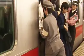 靠帮人挤公交赚钱？日本奇葩职业，号称“地铁推手”视频封面