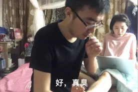 小伙给女朋友剪脚趾甲，女生的脚趾甲也是臭臭的，差点被熏晕