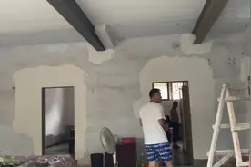 侯哥叔叔家装修房子，墙面用扣板，防潮耐用，侯哥说俺家用不起