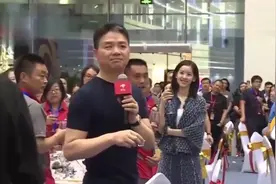刘强东霸气举杯，妻子章泽天满脸爱意！视频封面