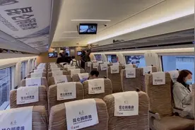 小龙第一次坐高铁，进站后蒙了。现在都不用拿票了视频封面
