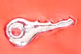 在水中是液体的金属你知道吗？但是它又可以变成固态的，太神奇了