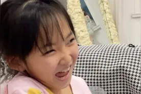 妈妈突然挠晨妤的痒痒肉，这次忍不住哈哈大笑起来，小女孩中招了