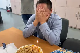 小伙伴们带了几个菜为同事庆生，还有美女自制的蛋糕吃嗨了！